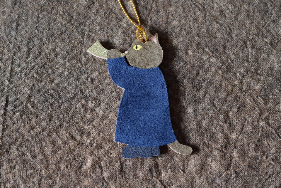 革オーナメント　角笛吹く猫　紺