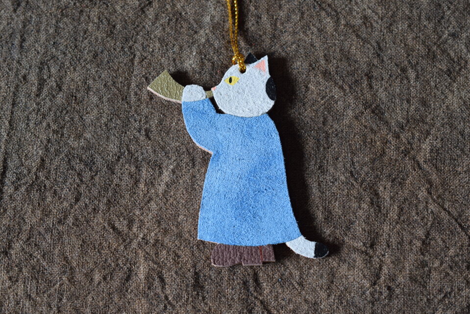 革オーナメント　角笛吹く猫　水色