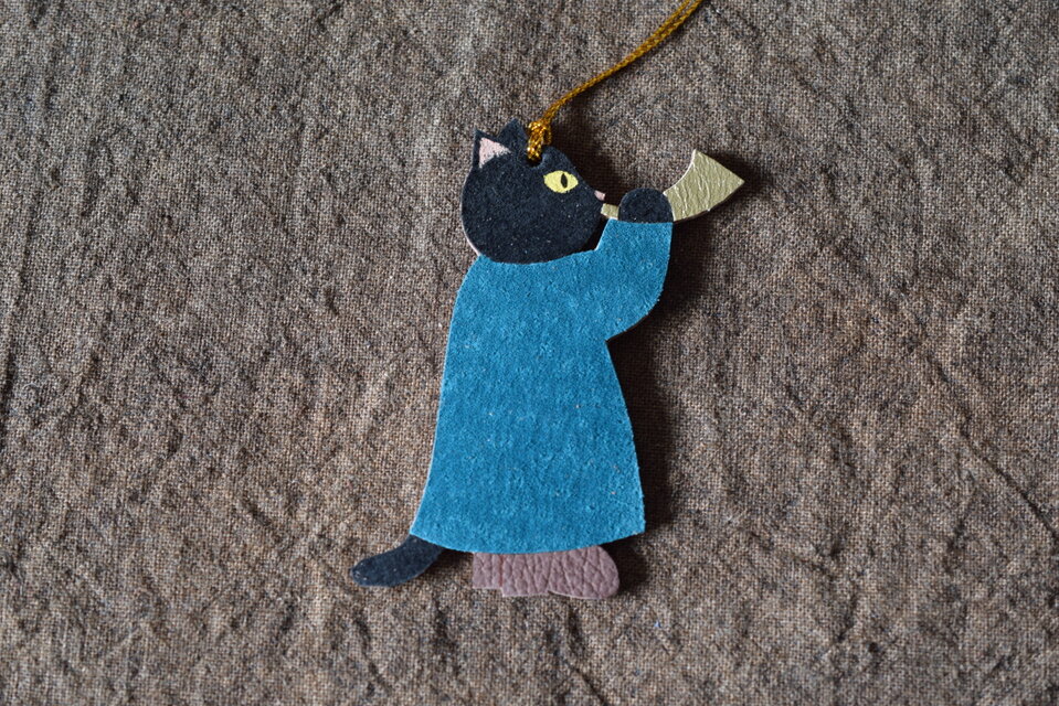 革オーナメント　角笛吹く猫　エメラルド