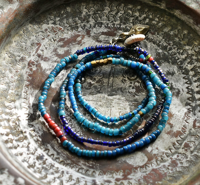 ナガ族アンティークビーズと金赤ホワイトハーツ、oldオリッサブラスのロングネックレス（貝ビーズ留め金）