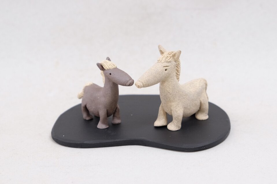 2025干支 午(うま)　陶器 紅白ペア 箱入りギフト包装 台座付