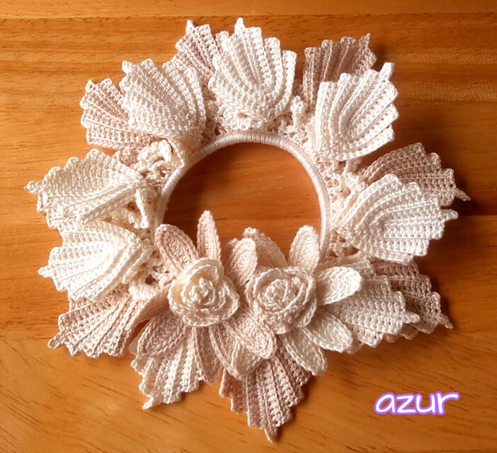 花と葉っぱのモチーフのシュシュ