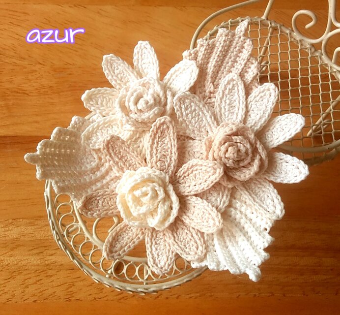 花のモチーフのコサージュ