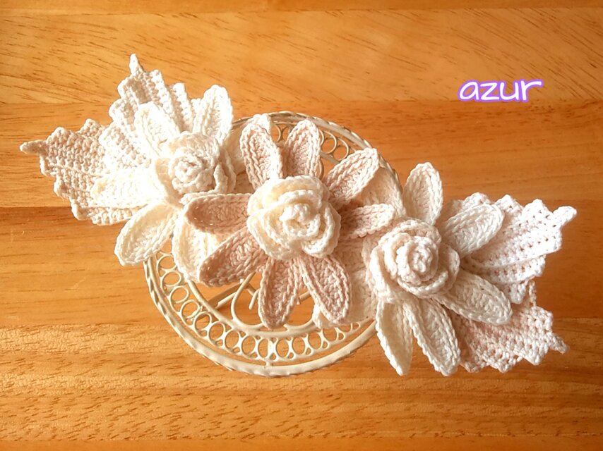 花のモチーフのバレッタ