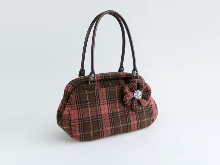 尾州ウールのボストンバッグ＊花のブローチ付き