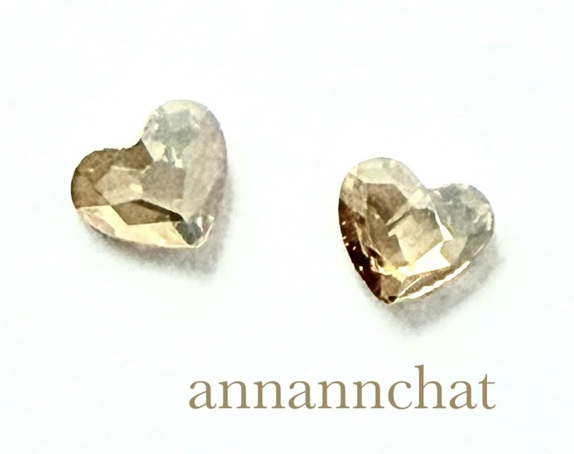 【スワロフスキー　classy heart 6mm ゴールデンシャドウ　ハートの　小さいピアス】