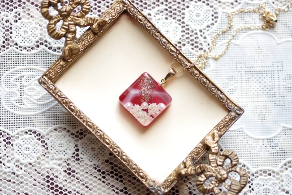 レジンアート　スクエアペンダント〈天竺牡丹〉