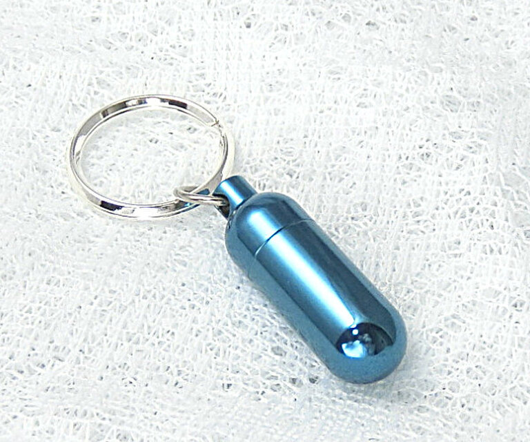 【オーシャンブルーの海へ】　純チタン製：遺骨入れキーホルダー（内部に硬質ガラス容器付）一生もの　　◎日本製