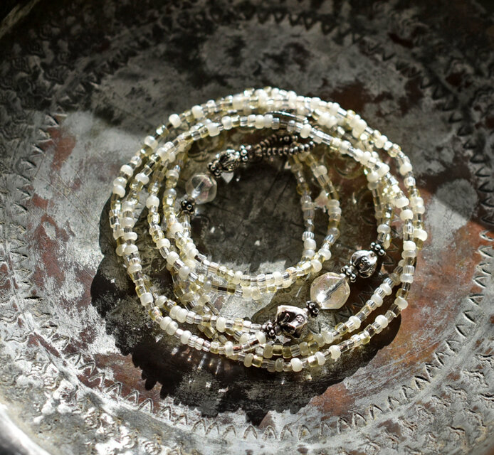 オーロラチェコビーズとカレンシルバー、グーズベリー、フランス、イタリアヴィンテージビーズの２連ネックレス