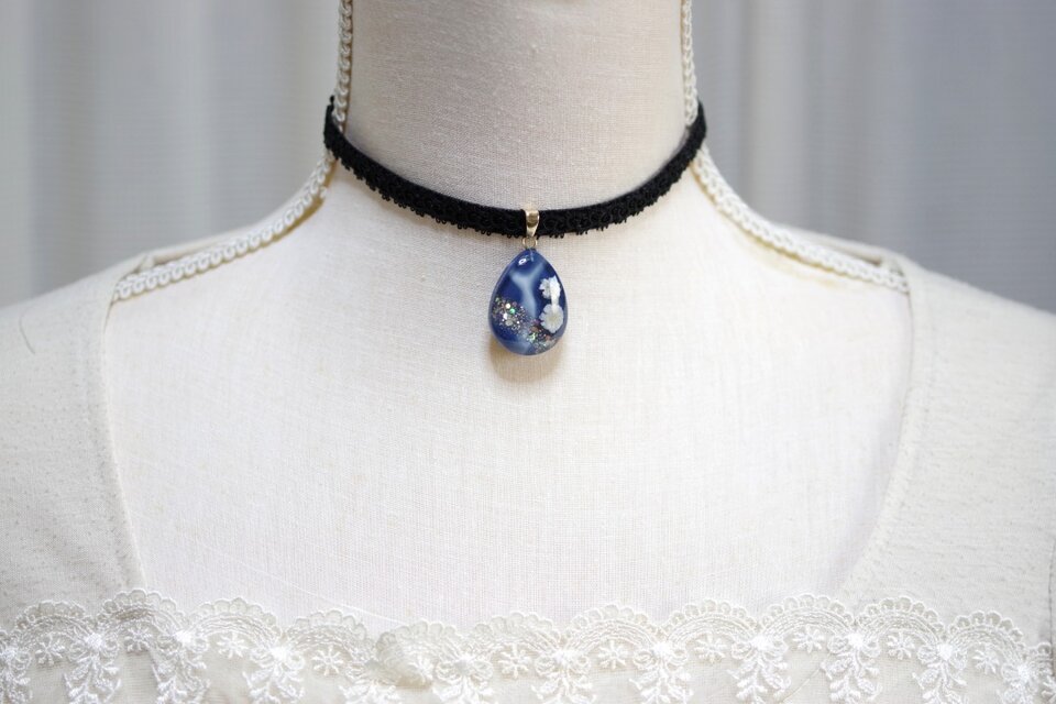 【受注製作】レジンアート　ドロップモチーフとタティングレースとベルベットリボンのチョーカー〈深淵より〉