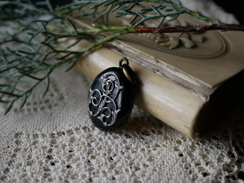 モノグラム ロケットペンダント フランスアンティーク アンティークの