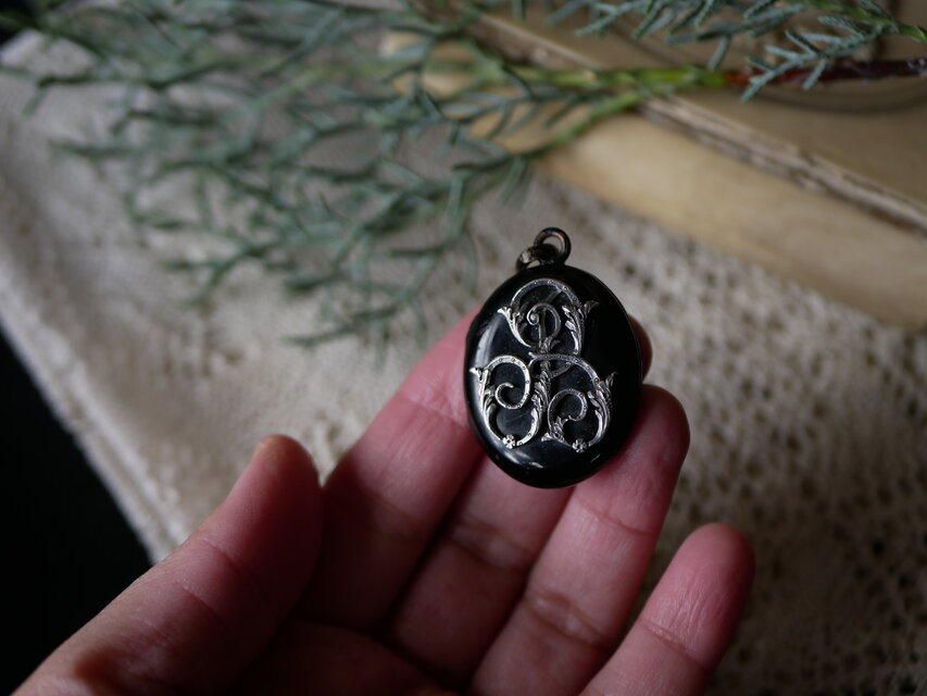 モノグラム ロケットペンダント フランスアンティーク アンティークの