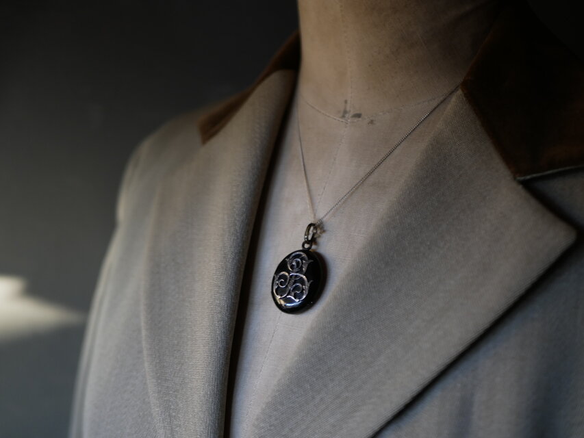 モノグラム　ロケットペンダント　フランスアンティーク　アンティークのある暮らし　ネックレストップ