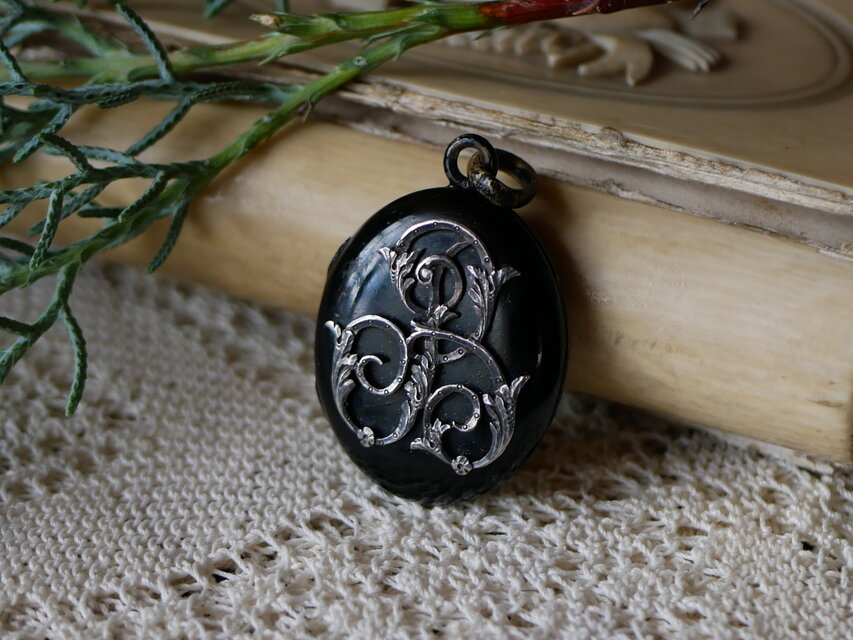 モノグラム ロケットペンダント フランスアンティーク アンティークの