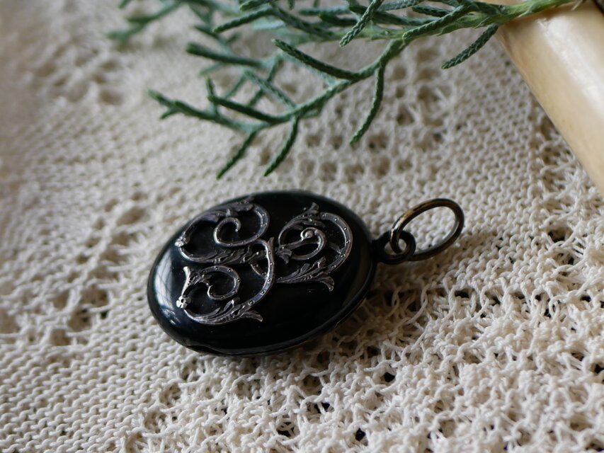 モノグラム ロケットペンダント フランスアンティーク アンティークの