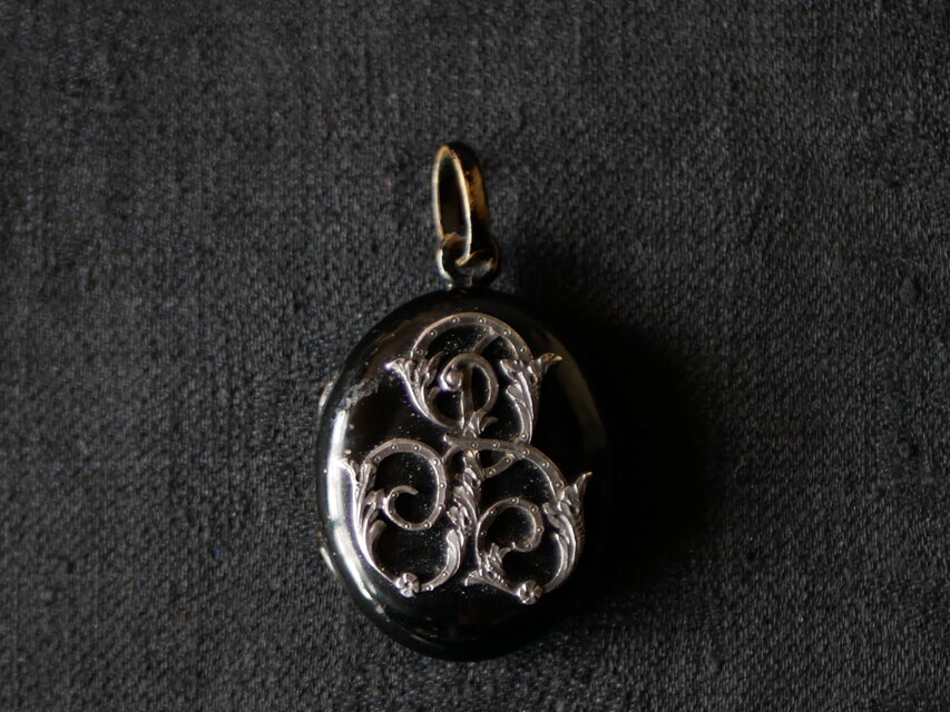 モノグラム ロケットペンダント フランスアンティーク アンティークの