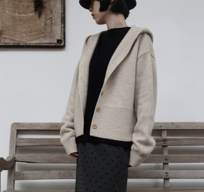 レトロムードが漂う、フード付きコンパクトカーディガン ウール100％カーディガン　ベージュ251206-2