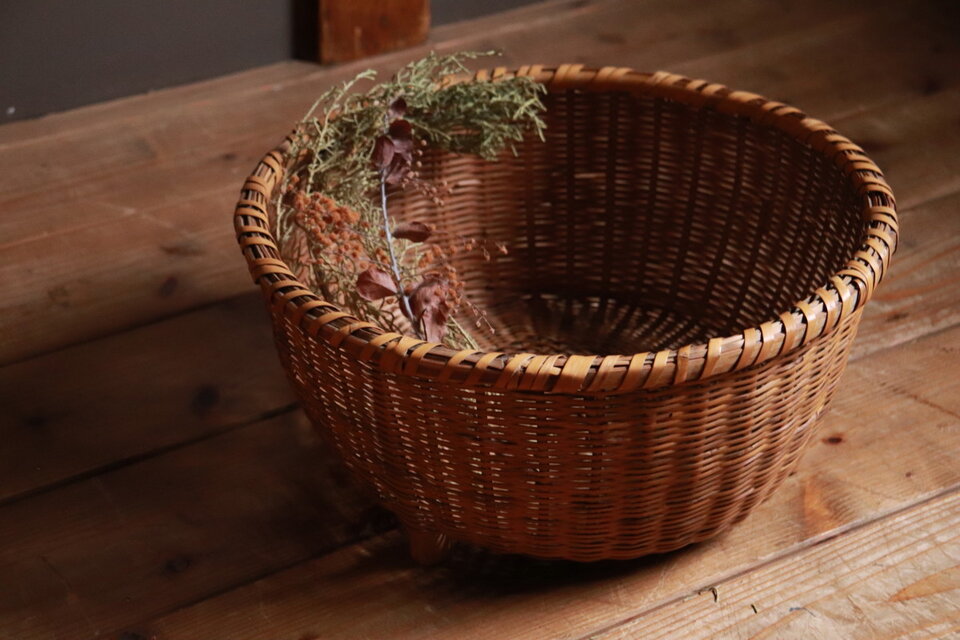 №103　足付き編籠　竹籠　収納籠　古道具　古雑貨　