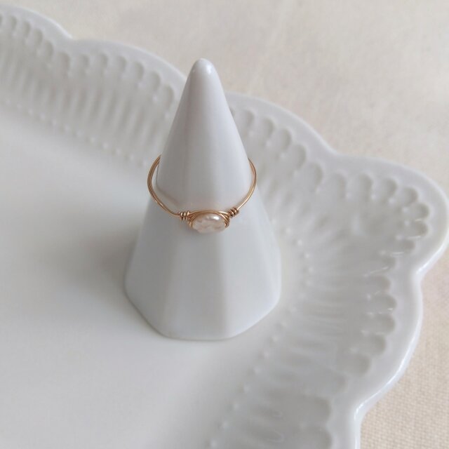 14kgf 極細の繊細なワイヤーが美しい淡水ケシパールの艶めくリング