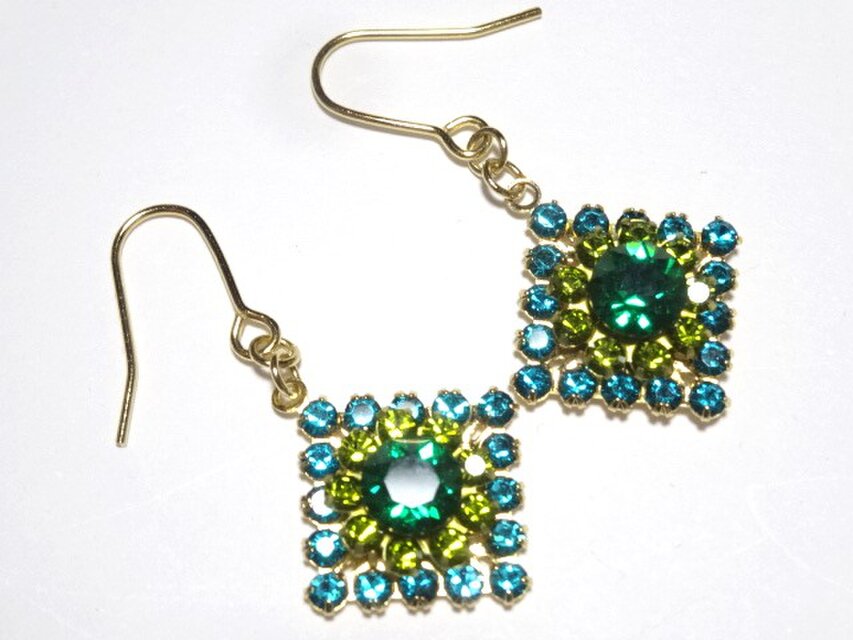 孔雀カラーのダイヤ型ピアス