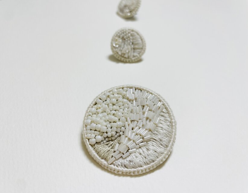 【糸とガラスの景色】ブローチセット　軽くて存在感ある手刺繍のブローチ　marua白 ホワイト約4㎝