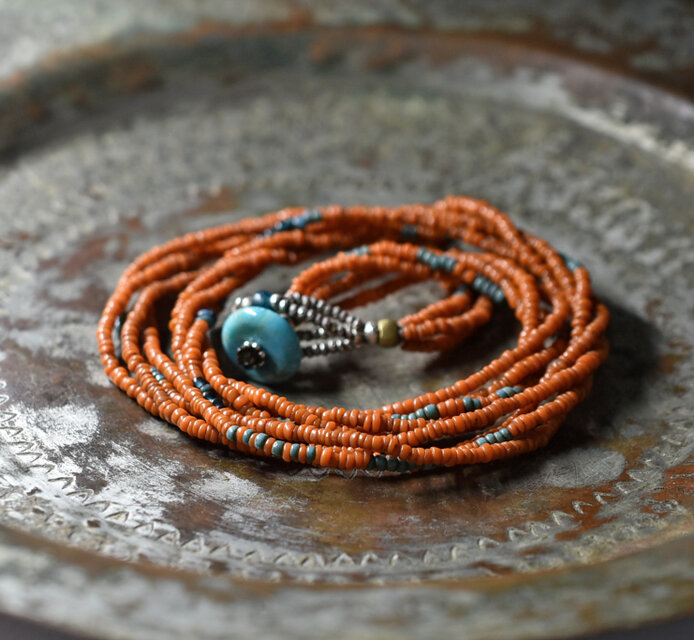 アンティークオレンジ色＆水浅葱色＆インディゴブルーシードビーズの4連ネックレス（ターコイズ留め金）