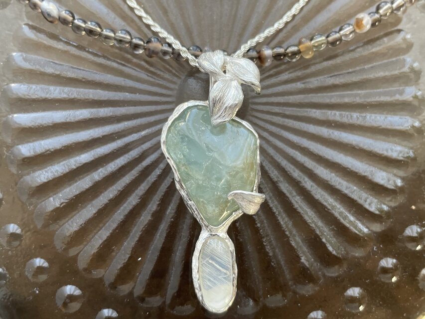 たゆたう月明かりのペンダント