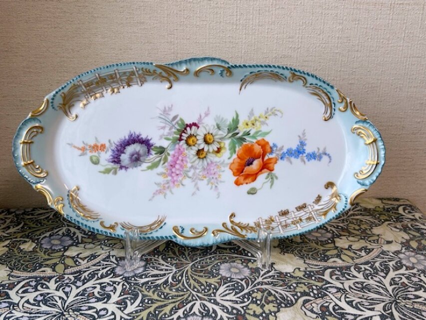 豪華なブーケの楕円皿
