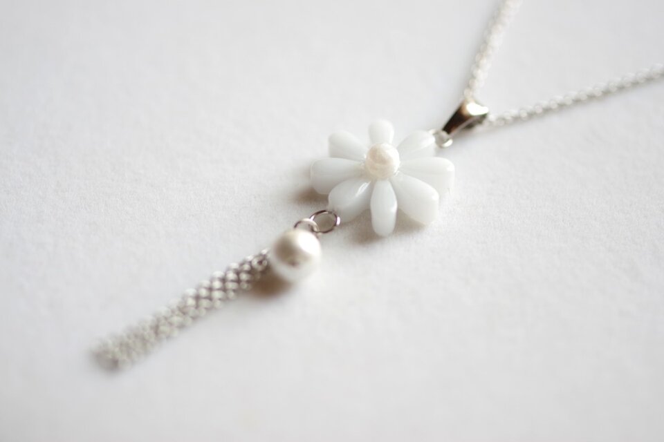 レジンアート　お花とコットンパールとフリンジのペンダント〈雪花〉