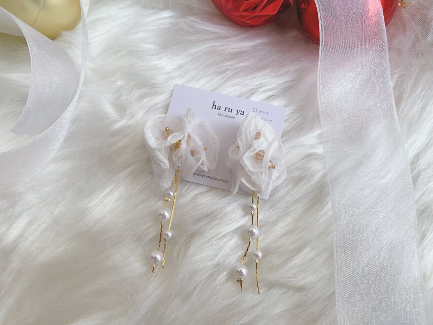 ホワイトシフォンフラワー ゴールドータッセル ピアス orイヤリング /ウエディング ブライダル 結婚式