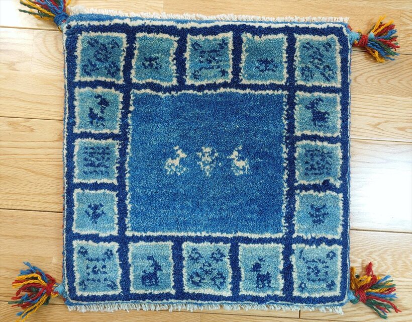ペルシャ　ギャッベ　ミニマット　ラグ　横41x40cm　 中は青色　水色のパネルで囲む　T9886