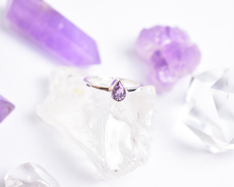 小さなしずくのアメジストシルバーリング　シルバー925　天然石　指輪　アメシスト