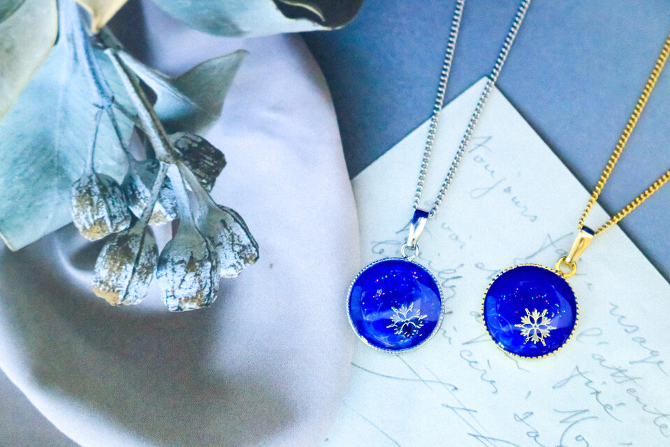星霜のしずく】 雪の結晶ネックレス ウルトラマリン×スカイブルー