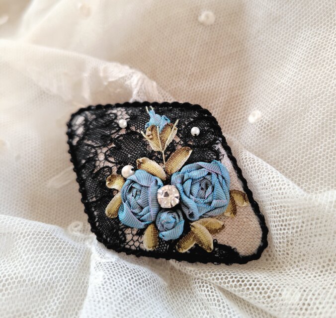 黒アンティークレース*ビーズ*リボン刺繍*ブローチ