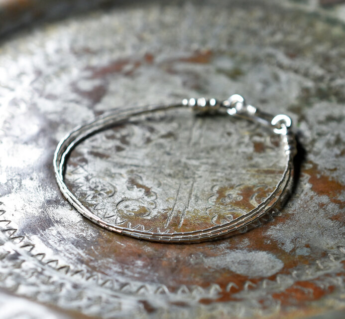 繊細筒型シルバービーズのシンプル3連ブレス