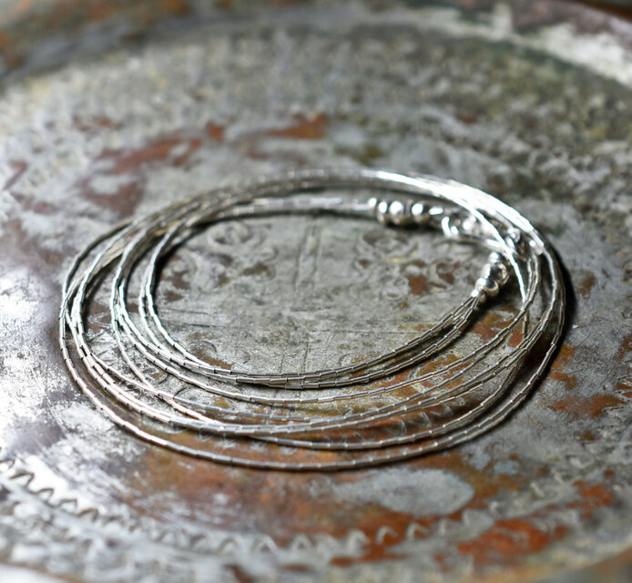 繊細筒型シルバービーズのシンプル3連ネックレス