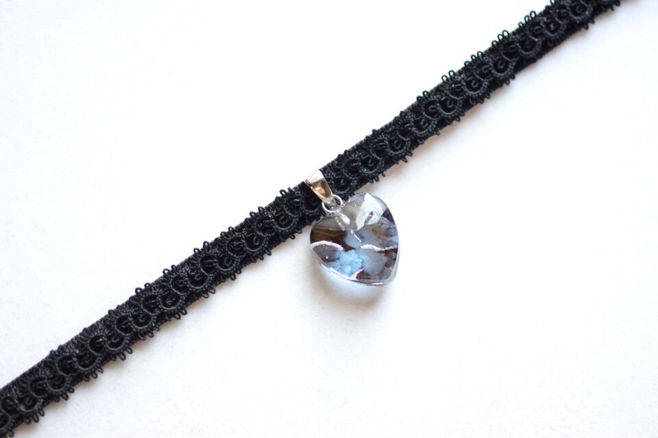 【受注製作】レジンアート　ハートモチーフとタティングレースとベルベットリボンのチョーカー〈空は大理石の如く〉