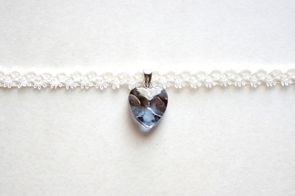 【受注製作】レジンアート　ハートモチーフとタティングレースとサテンリボンのチョーカー〈空は大理石の如く〉