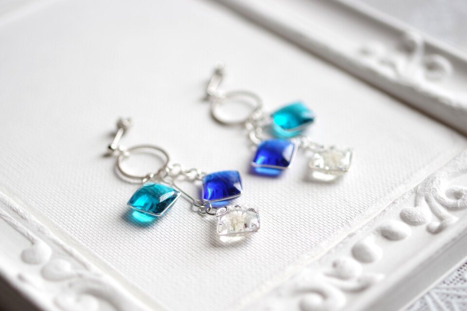 レジンアート　スクエアモチーフとリングパーツのピアス〈凍星〉