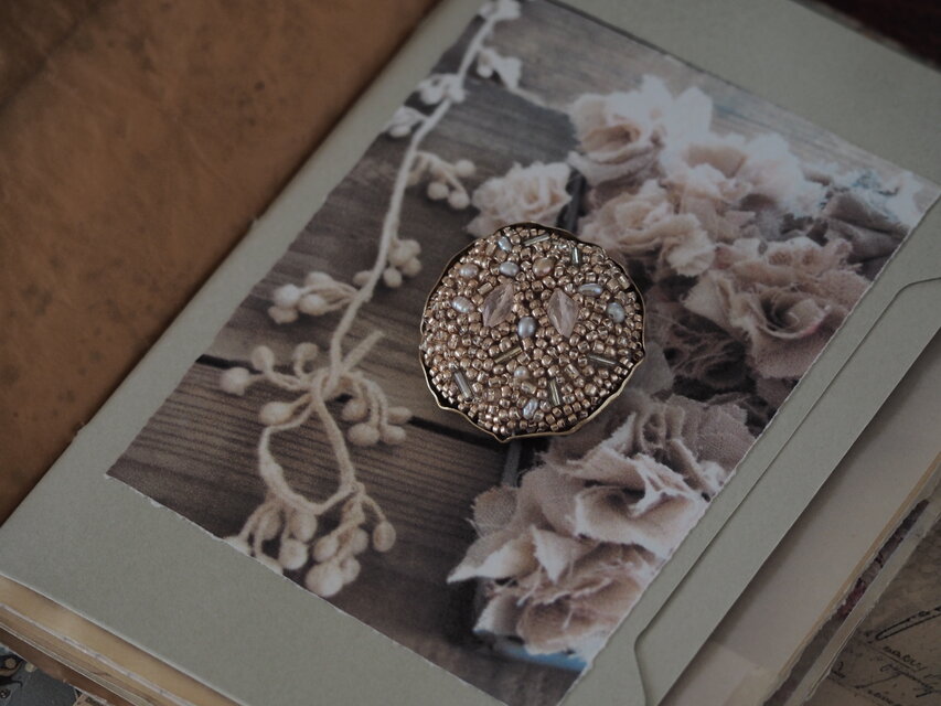 ブローチ　冬の花