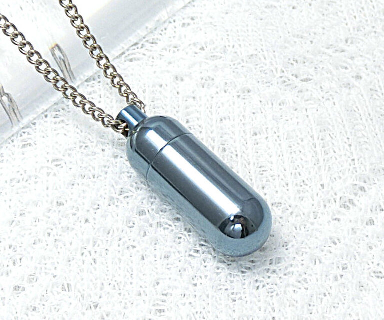 【ミッドナイトブルー の海へ】　純チタン製・遺骨入れペンダント（内部に硬質ガラス容器付）一生もの　　◎日本製