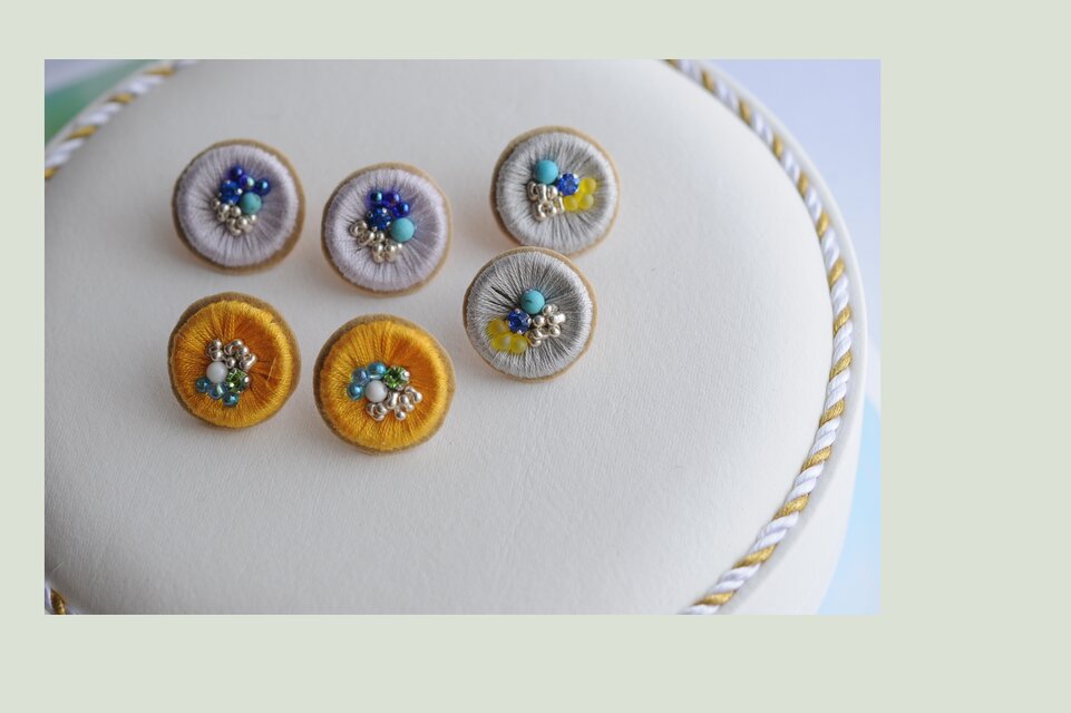 シンプルス天然石の刺繍ピアス