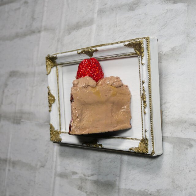 油絵【飛び出すイチゴチョコケーキ】 | iichi 日々の暮らしを心地よく