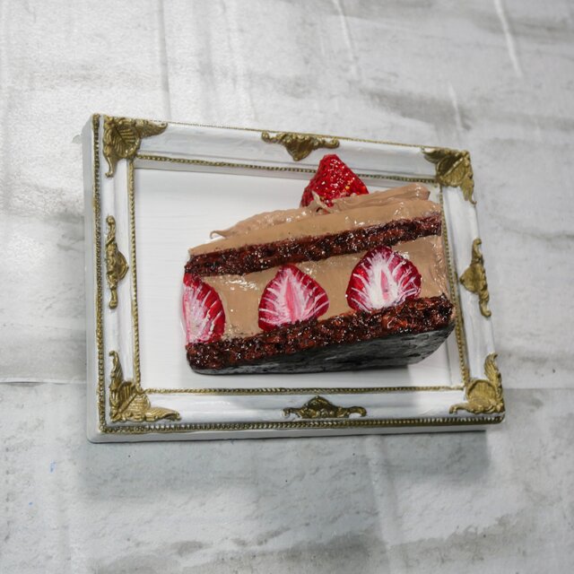 油絵【飛び出すイチゴチョコケーキ】 | iichi 日々の暮らしを心地よく