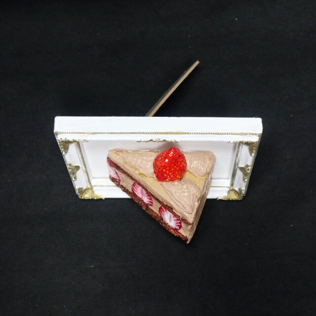 油絵【飛び出すイチゴチョコケーキ】 | iichi 日々の暮らしを心地よく
