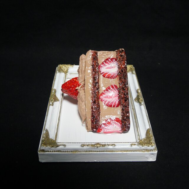 油絵【飛び出すイチゴチョコケーキ】 | iichi 日々の暮らしを心地よく