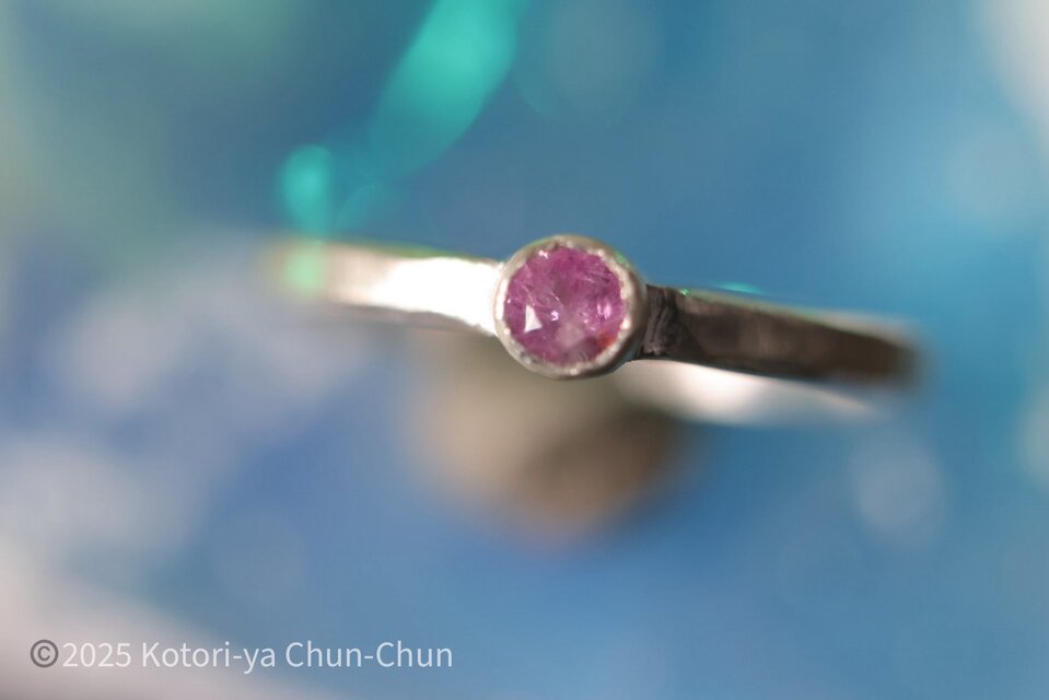 【石感のあるサファイア】バイカラーピンクサファイア・シルバーリング【淡桃】