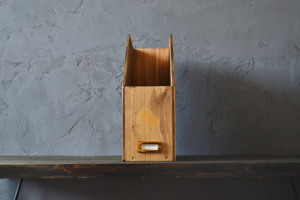 0310mito　国産ひのきのブックスタンド　真鍮ネームプレートM下