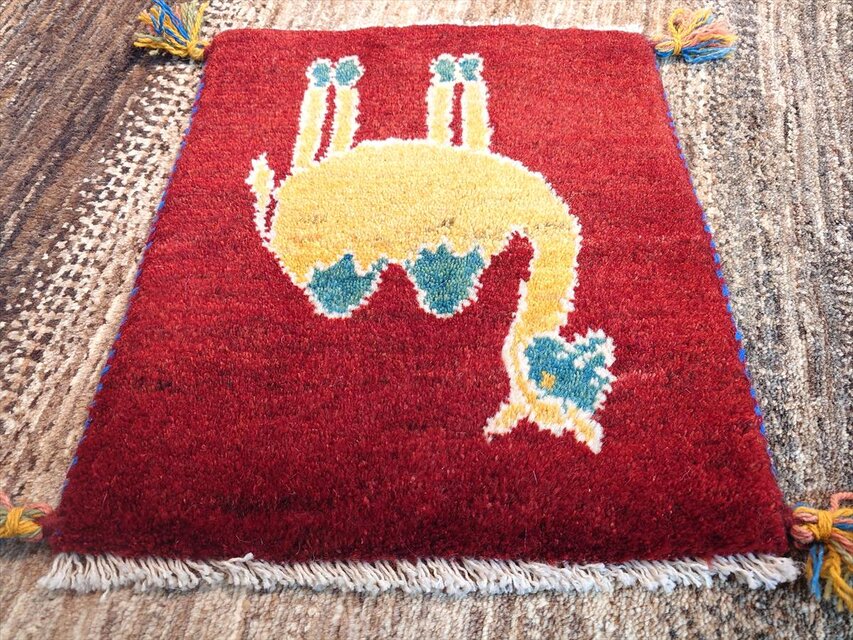 ペルシャギャッベ38x37cm(418)クッション、マット、ラグ絨毯 ペルシャ ギャッベ ミニマット ラグ 横38x42.5cm 茜色 ラクダ コブが青