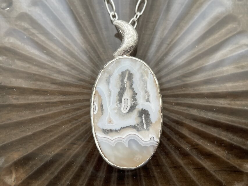 三日月と精霊のペンダント